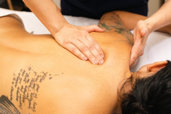 Massagem profunda na região das costas