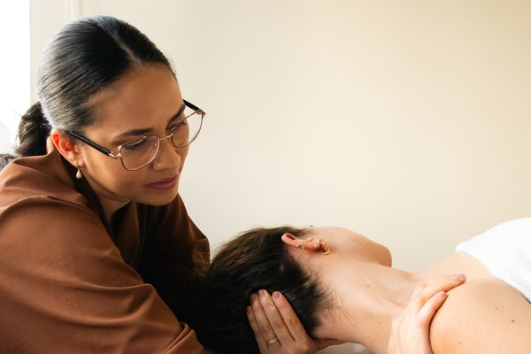 Terapeuta trabalhando a região cervical de uma cliente