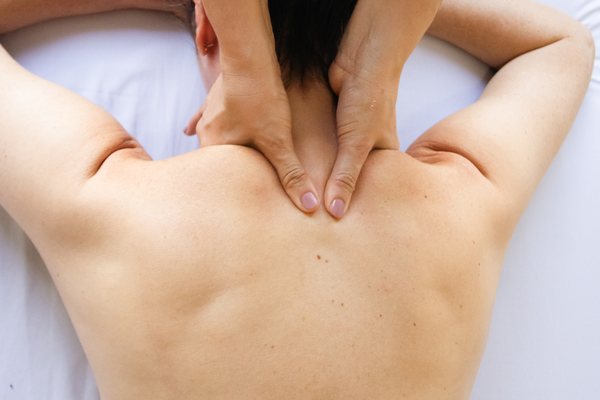 Mãos da terapeuta durante drenagem linfática manual