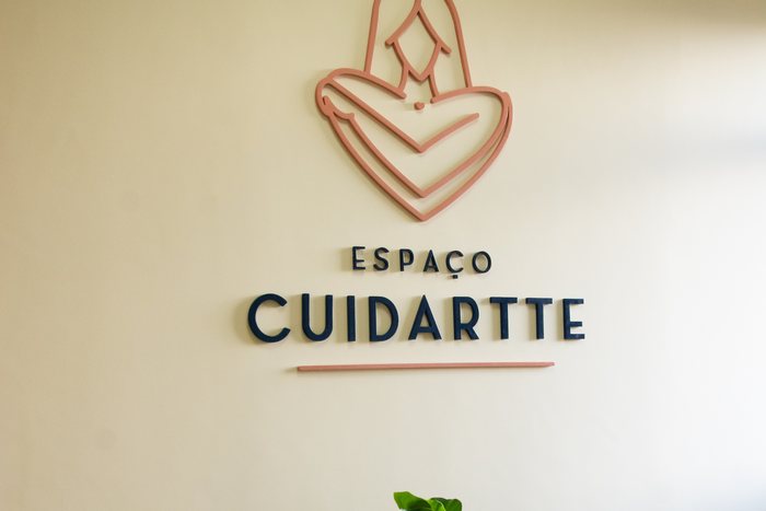Recepção do Espaço Cuidartte com a logomarca na parede